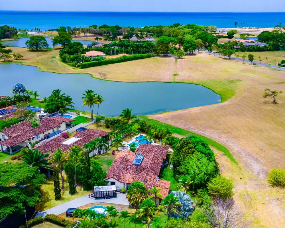 B/.765,000.00
 

 (Rebajado 10%) Mansion de playa con terreno en venta en Buenaventura, Rio Hato